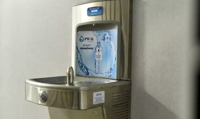 zainstalowanie powszechnie dostępnych źródełek wody pitnej 