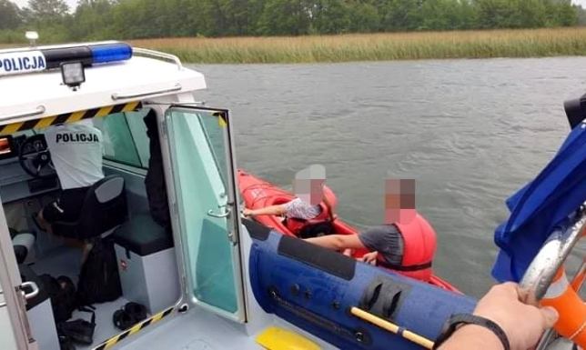 Policyjni wodniacy pomogli kajakarzom Policyjni wodniacy pomogli kajakarzom
