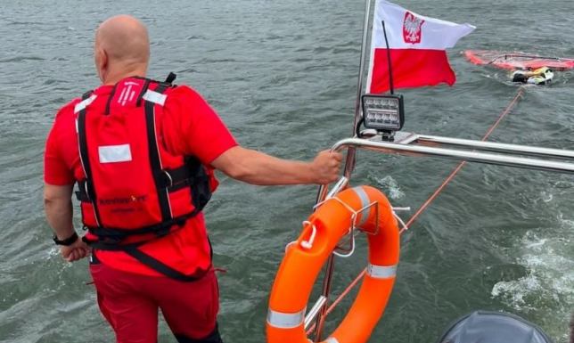 Trudne warunki atmosferyczne zaskoczyły doświadczonego windsurfera