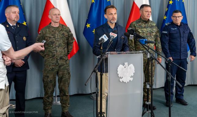 Pierwszy tydzień kontroli na polsko-litewskiej granicy Blisko 20 tysięcy aut i przeszło 40 tysięcy osób poddanych kontroli