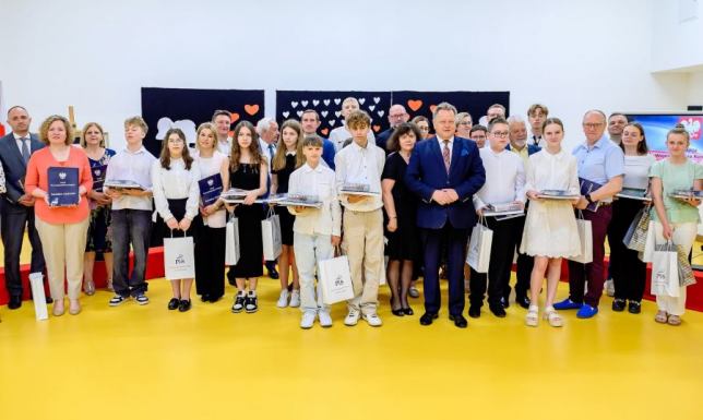 By czas nie zaćmił i niepamięć”. W poszukiwaniu prawdy o Katyniu, Smoleńsku i Obławie Augustowskiej