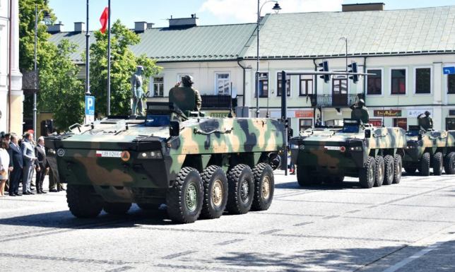 Defilada i uroczysty apel na placu marszałka Józefa Piłsudskiego