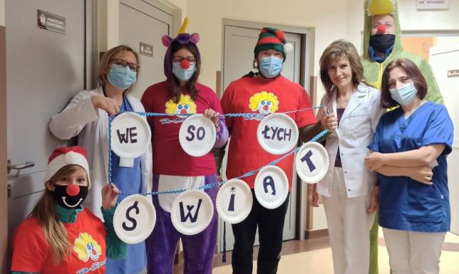Świąteczne uśmiechy dla małych pacjentów z Suwalszczyzny Fundacja dr Clown w Suwałkach, paczki dla szpitali