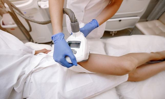 Depilacja laserowa – jak działa, jakie są jej korzyści i ograniczenia?