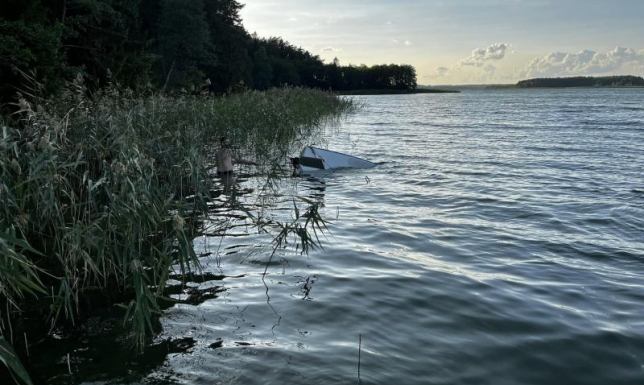 Pomoc ratowników przyszła w porę ratownicy Suwalskiego WOPR w porę zauważyli przewróconą łódź