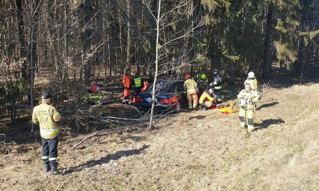 w miejscowości Lipniak w gminie Szypliszki samochód wpadł do rowu