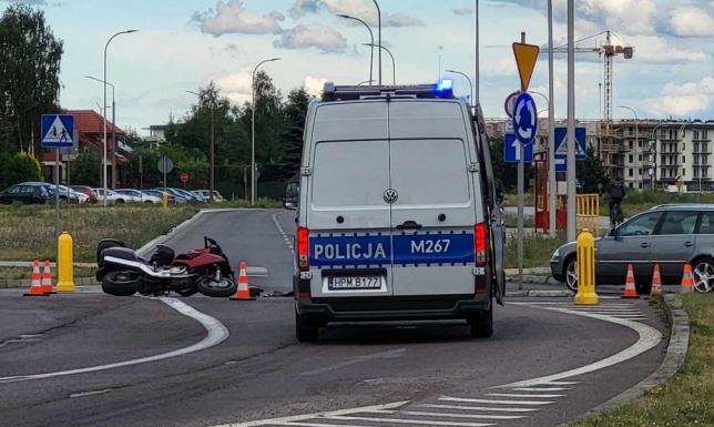 zderzenie samochodu osobowego i motocykla na rondzie na ulicy Pułaskiego
