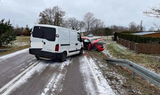 z nieznanych przyczyn zjechała na przeciwległy pas ruchu i zderzyła się z kierowcą opla
