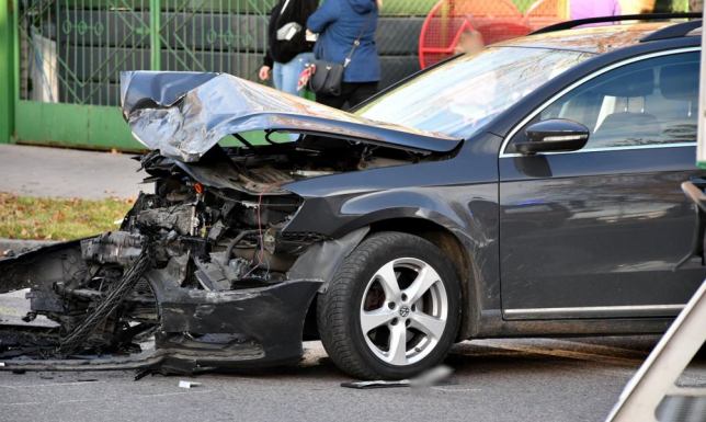 doszło do wypadku z udziałem trzech samochodów osobowych