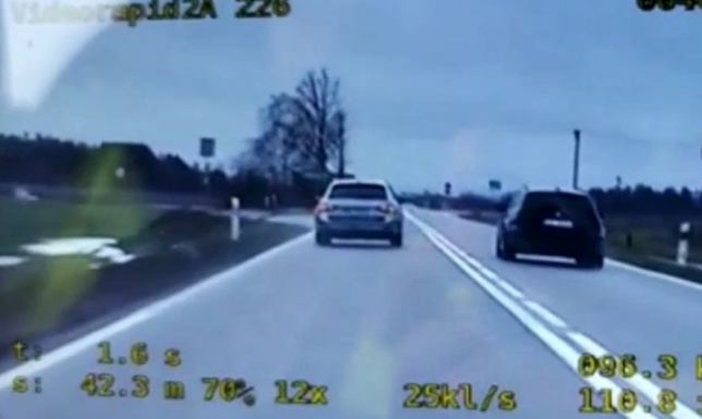 Niebezpieczne wyprzedzanie w Kukowie. Kierowca odmówił przyjęcia mandatu Kierowca jadący skodą w Kukowie popełnił szereg wykroczeń