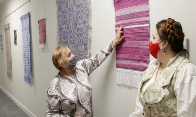 Magia lnianych tkanin. Powarsztatowa wystawa w SOK Mistrzyni Sabina Knoch uczy tkać dwunicielnicową i wielonicielnicową tkaninę lnianą