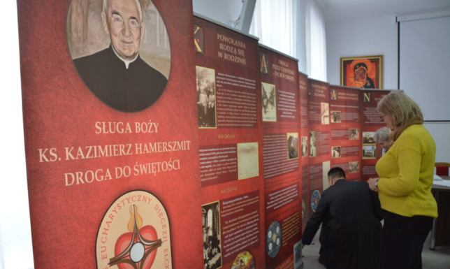 biskup ełcki Jerzy Mazur zainaugurował wystawę