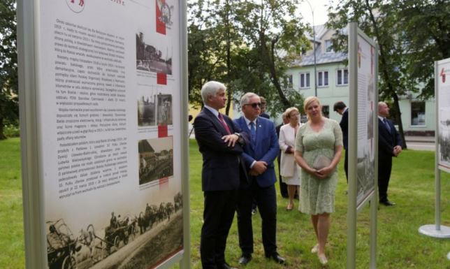 Otwarcie wystawy w 102. rocznicę powstania sejneńskiego plenerowa wystawa "Wiele dróg - jeden cel. Ku Niepodległej
