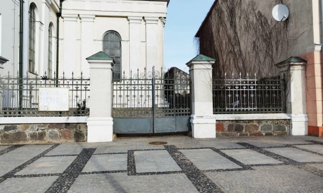 Bramy wraz z ogrodzeniem po wschodniej i zachodniej stronie kościoła pw. św. Aleksandra