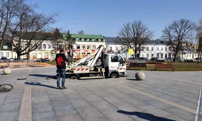 Pojazd wjechał w fontannę na placu Marii Konopnickiej