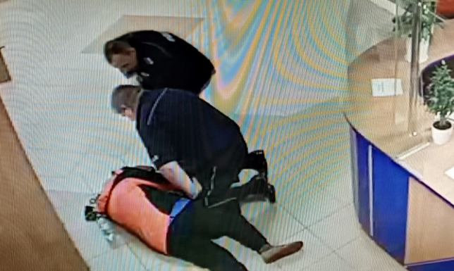 Dyżurny pomógł 68-letniemu mężczyźnie, który zasłabł i osunął się na podłogę