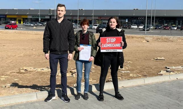 Młodzież interweniuje ws. stanu środowiska na terenie Multishopu