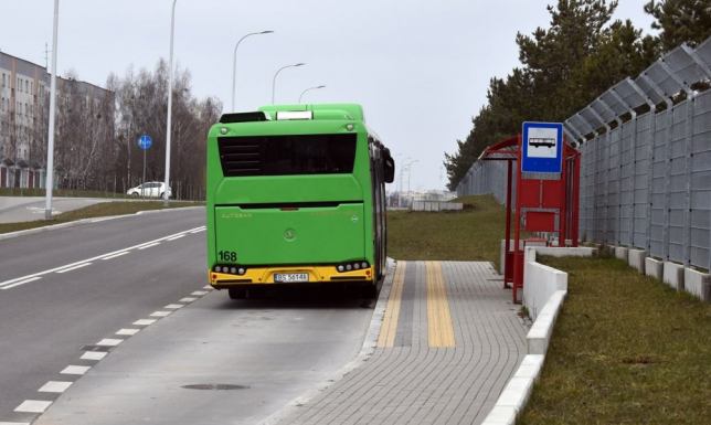 autobusy są przepełnione i podróż staje się niekomfortowa