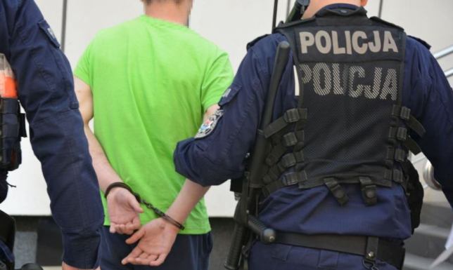 20-latka podejrzanego o liczne kradzieże sklepowe zatrzymali policjanci