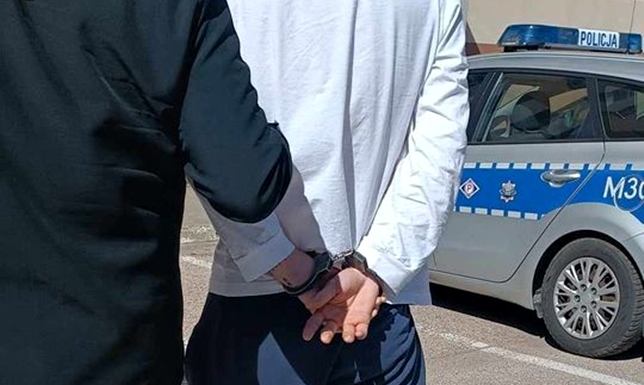 20-latek kradł alkohol i kapsułki do prania Suwalscy policjanci zatrzymali mężczyznę, podejrzanego o kradzież alkoholu