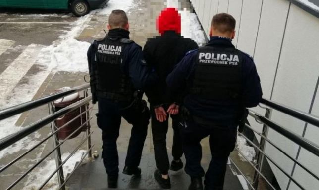 Suwalscy policjanci zatrzymali mężczyznę podejrzanych o rozbój na 65-letniej kobiecie