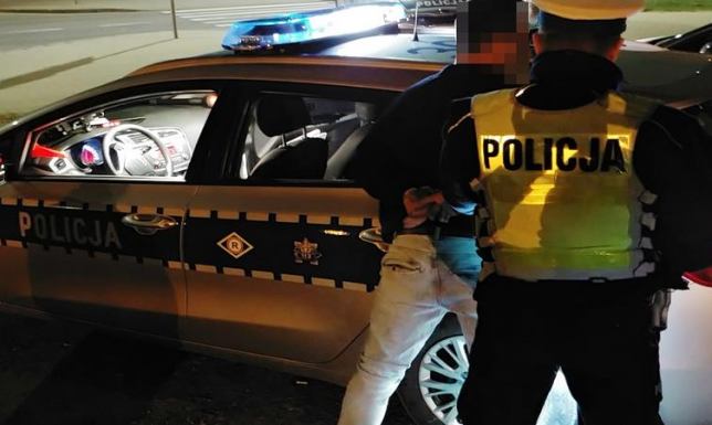 Kradzionym samochodem i z narkotykami