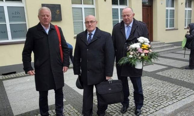 17 rocznica śmierci ks. Jerzego Zawadzkiego złożyli kwiaty przy tablicy upamiętniającej ks. Jerzego Zawadzkiego