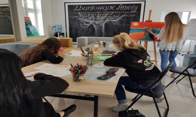 Młodzież powraca do zajęć edukacyjnych Młodzież powraca do zajęć edukacyjnych