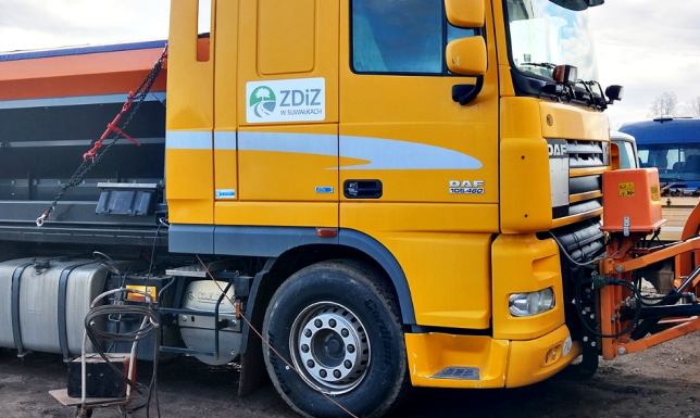 Suwałki zmagały się z gołoledzią i marznącym deszczem  warunki na drogach i chodnikach mogą wciąż być trudne