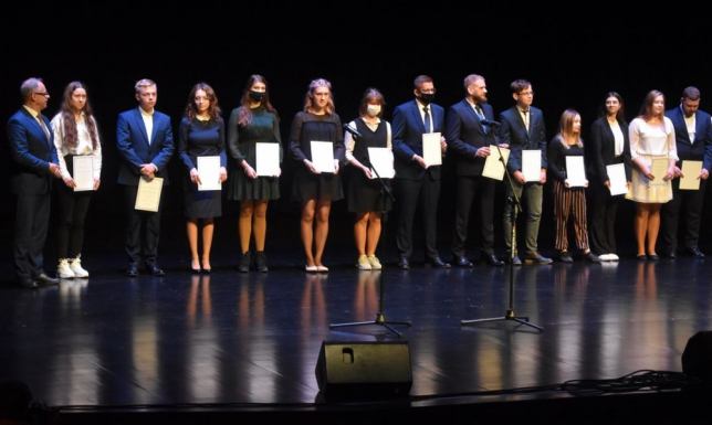 Stypendia i nagrody od władz miasta otrzymali uzdolnieni uczniowie z Suwałk