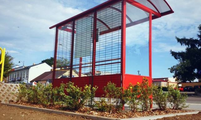 Kwiaty pojawiły się przy przystankach w Suwałkach