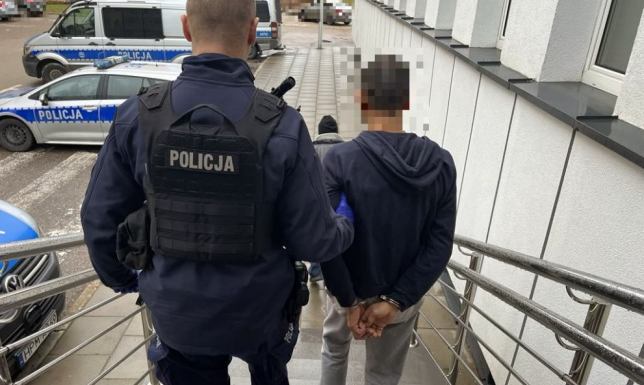 Policjanci zatrzymali 49-latka i odzyskali skradziony pojazd