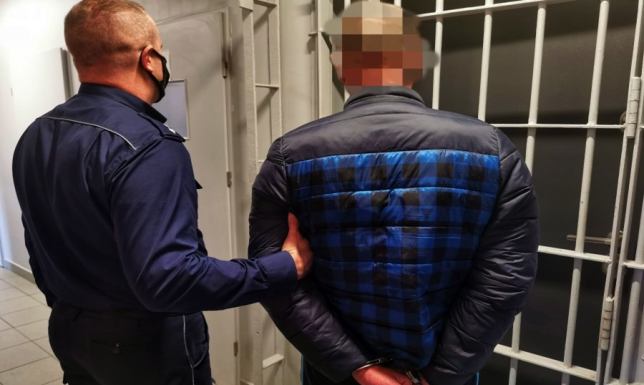 Przebijali opony i okradali pojazdy Łomżyńscy kryminalni zatrzymali dwóch podejrzanych o działanie metodą "na kolec"