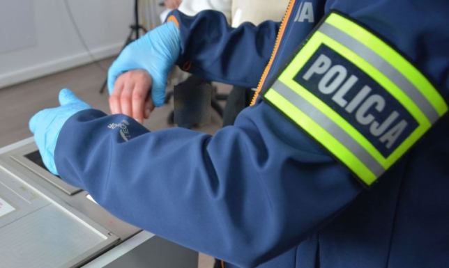 Suwalscy policjanci zatrzymali 24-latkę podejrzaną o kradzieże sklepowe
