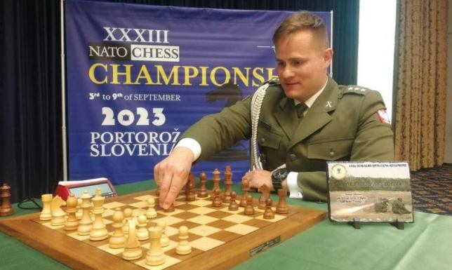 w Słowenii odbywały się 33. Mistrzostwa NATO w szachach,