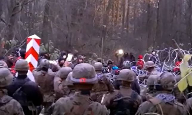 Polscy żołnierze ranni po kolejnej próbie przekroczenia granicy przez migrantów siłowa próba przedarcia się migrantów z Białorusi na stronę polską