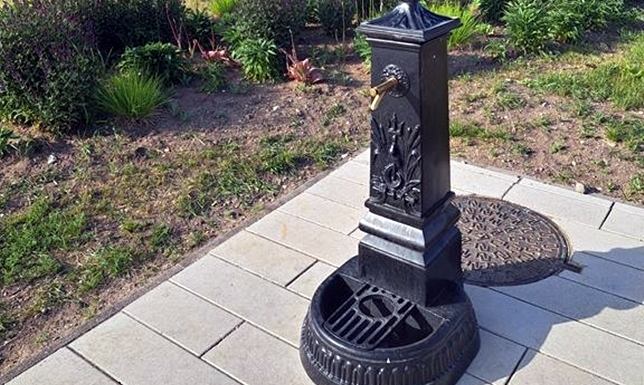 powszechnie dostępne źródełko wody pitnej przy rondzie św. Jana Bosko