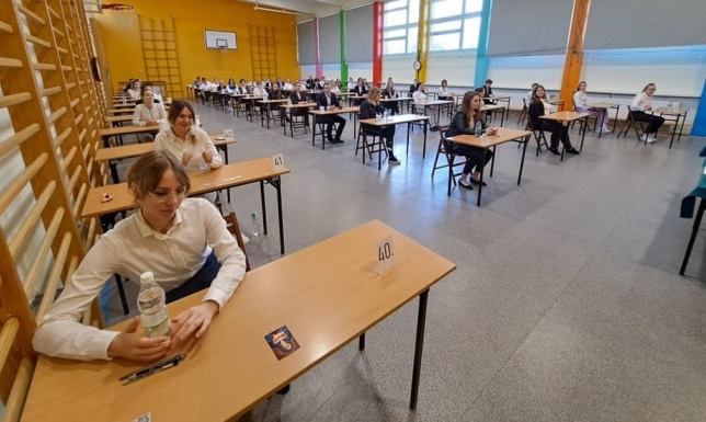 Rozpoczęły się matury Egzaminem z języka polskiego 680 uczniów rozpoczęło egzamin maturalny
