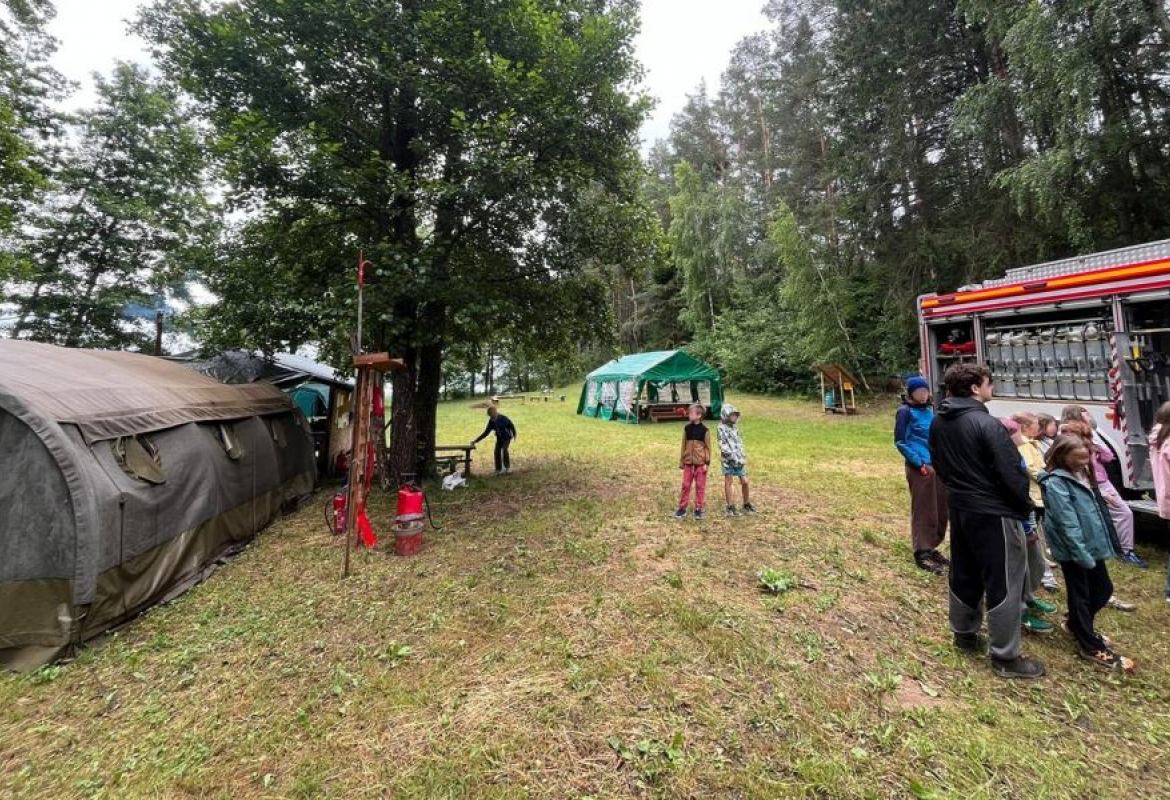 Strażacy kontrolują harcerskie obozy