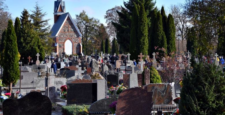 Tłumy mieszkańców i przyjezdnych osób odwiedzają suwalskie cmentarze