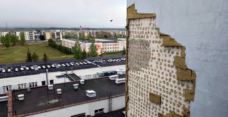 Elewacja, której dotyczy zdarzenie, została wykonana około 17 lat temu