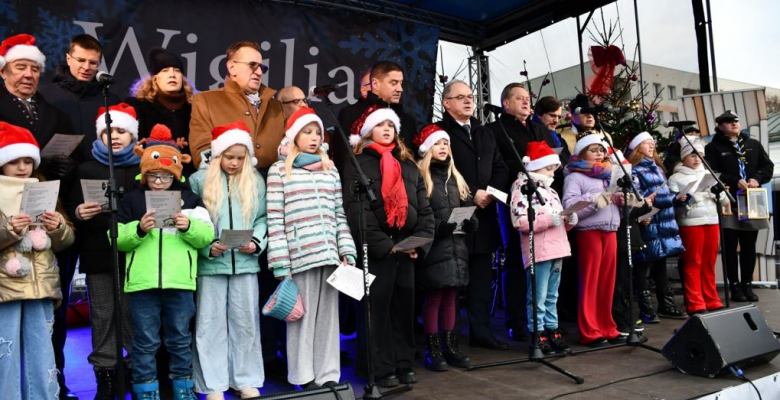 Wspólne kolędowanie, opłatek, świąteczne życzenia i wigilijny poczęstunek