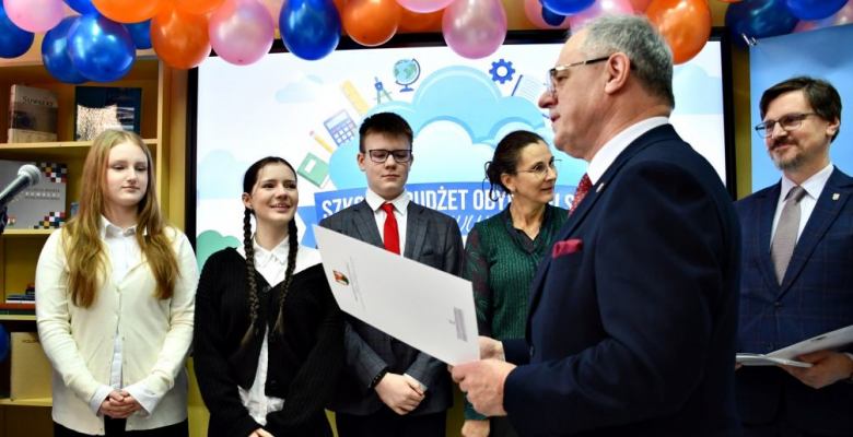 Strefy relaksu i odpoczynku, oficjalna maskotka szkoły, strefa kinowa