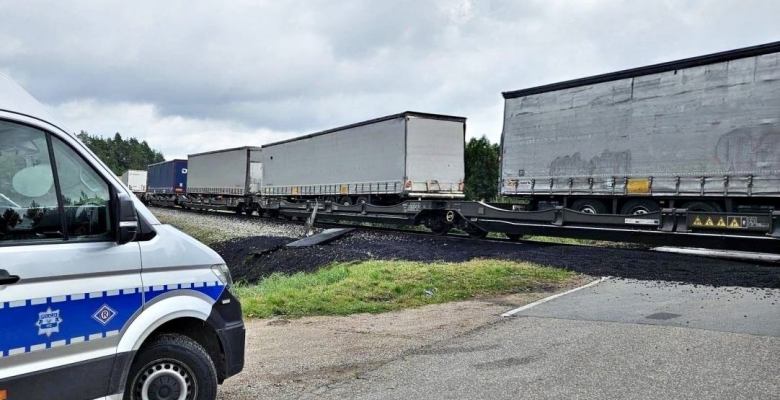  kierowca samochodu ciężarowego wjechał pod nadjeżdżający pociąg