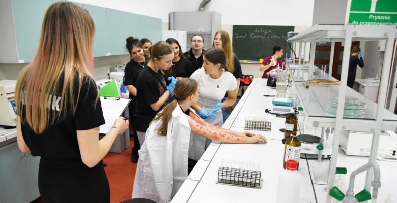 zadania symulujące realne sytuacje zagrożenia zdrowia i życia