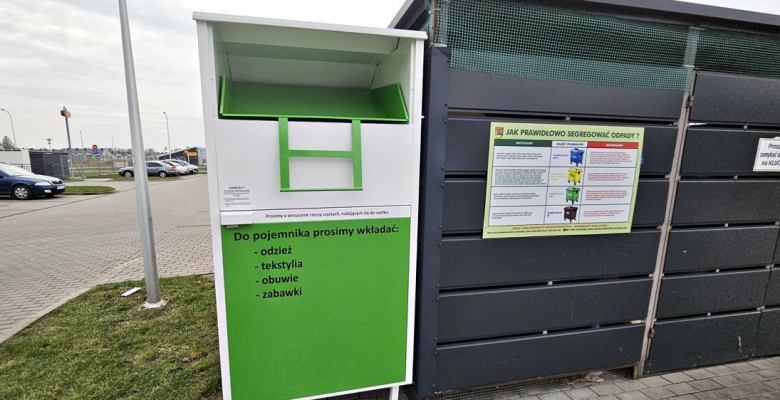 nowe, białe pojemniki Fundacji Podaruj Pomoc