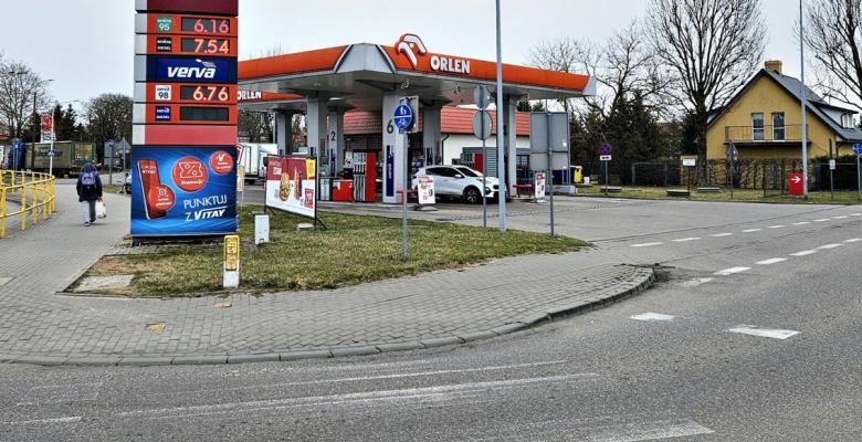 stawka podatku VAT na paliwa została obniżona z 23 proc do 8 proc