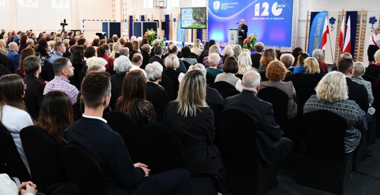 Władze miasta, pracownicy szkoły oraz uczniowie i absolwenci Zespołu Szkół nr 4