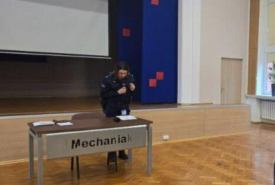 Bezpieczeństwo młodzieży priorytetem: Suwalska policja prowadzi spotkania edukacyjne w szkołach