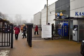 Puste stoiska, rozproszony handel i trudne warunki zimowe